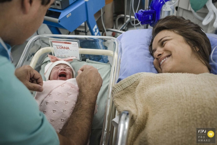 Brazil Birth Session Photographer: Impossible not to fall in love with this little princess!