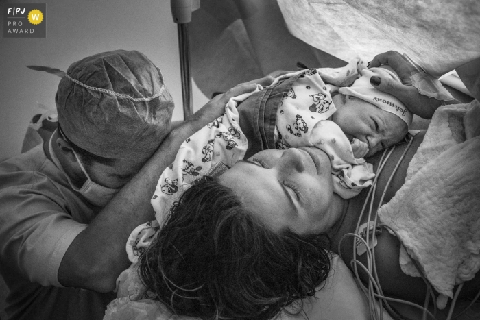 Famille de Rio de Janeiro et photographe d'accouchement: La gratitude du père pour avoir l'enfant dans les bras de sa mère.