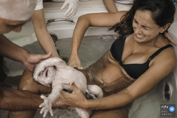 Photo by: <a href="https://www.fpja.com/documentary-family-photography-contests/clara-sampaio/rio-de-janeiro/2102343">Clara Sampaio - Brazil</a> Rio de Janeiro Brazil birthing photographer: So exciting is the birth of a child in the water.