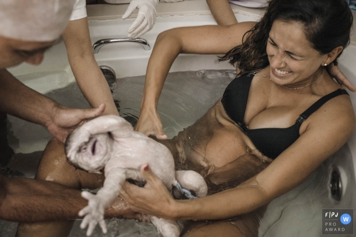 Photographe de naissance à Rio de Janeiro au Brésil: La naissance d'un enfant dans l'eau est si excitante.