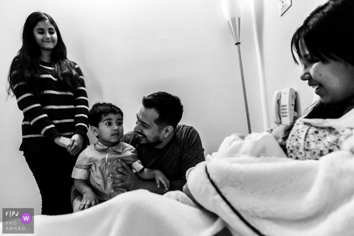 Photo by: <a href="https://www.fpja.com/documentary-family-photography-contests/victor-r-urosa/miranda/2102347">Victor R. Urosa - Venezuela</a> Siblings come to see the newborn baby at the hospital | Miranda Family and Birth Photographer
