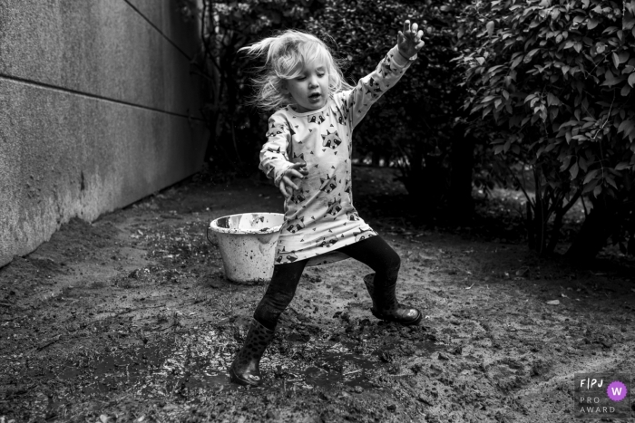 Photo by: <a href="https://www.fpja.com/documentary-family-photography-contests/gonda-meurs/noord-holland/2102449">Gonda Meurs - Netherlands</a> Netherlands family photoshoot - It's slippery. Girl playing in mud.