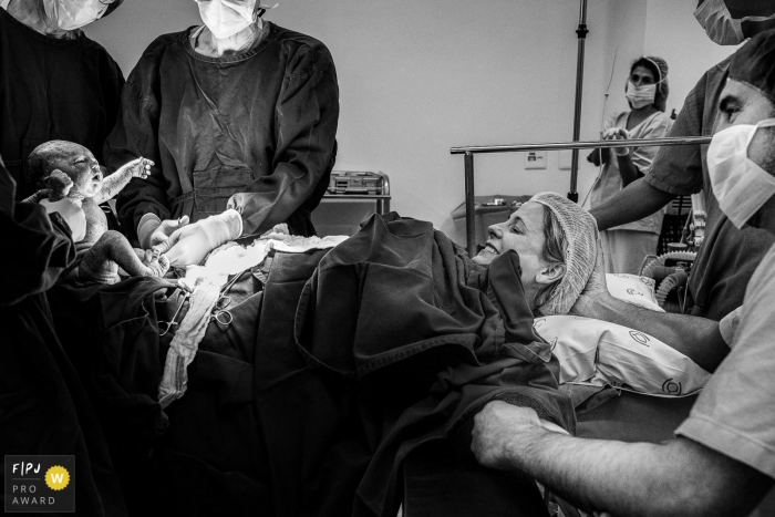 Photo by: <a href="https://www.fpja.com/documentary-family-photography-contests/priscilla-mondo/sao-paulo/2102488">Priscilla Mondo - Brazil</a> Brazil mom seeing baby for the first time in the delivery room | At first sight. Birth photography.