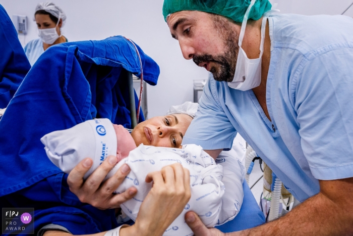 Photo by: <a href="https://www.fpja.com/documentary-family-photography-contests/priscilla-mondo/sao-paulo/2102491">Priscilla Mondo - Brazil</a> Sao Paulo Brazil dad during birthing photo session: Little girl, don't cry