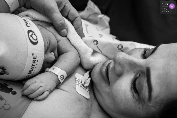 Photo by: <a href="https://www.fpja.com/documentary-family-photography-contests/priscilla-mondo/sao-paulo/2102500">Priscilla Mondo - Brazil</a> Newborn baby rests on the mother after being born | Brazil birth photography
