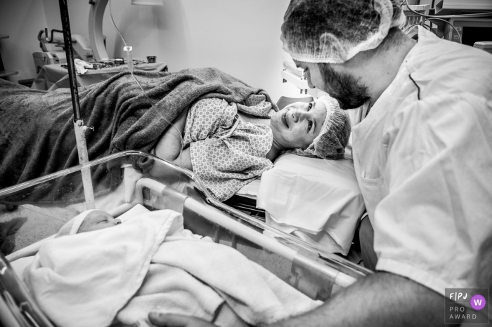 Photo by: <a href="https://www.fpja.com/documentary-family-photography-contests/vinicius-fadul/campinas/2102515">Vinicius Fadul - Brazil</a> Sao Paulo family photography at hospital birth - looking to the baby