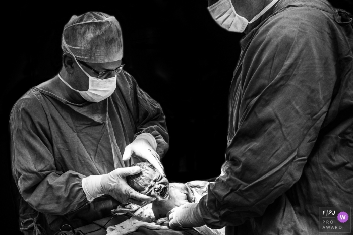 Photo by: <a href="https://www.fpja.com/documentary-family-photography-contests/vinicius-fadul/campinas/2102516">Vinicius Fadul - Brazil</a> Campinas Sao Paulo Birthing Photography of Doctor getting the baby