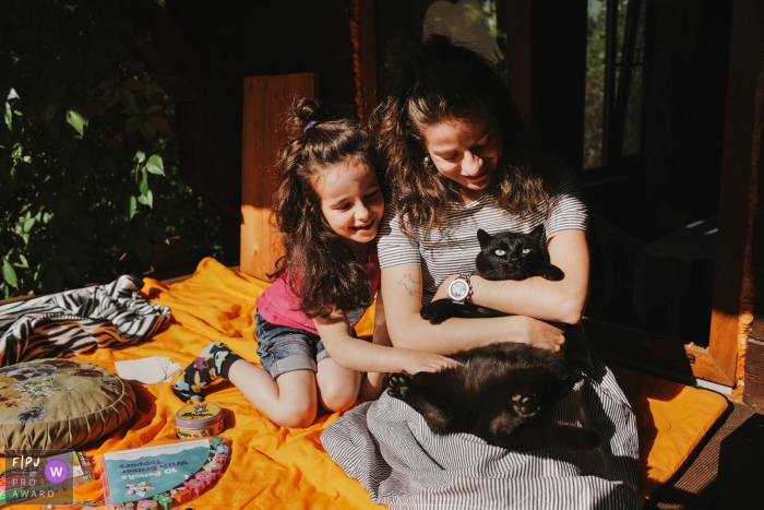 Photo by: <a href="https://www.fpja.com/documentary-family-photography-contests/elena-petrova/saint-petersburg/2102554">Elena Petrova - Russia</a> A summer day with girls and a cat | Russia family and pet photography