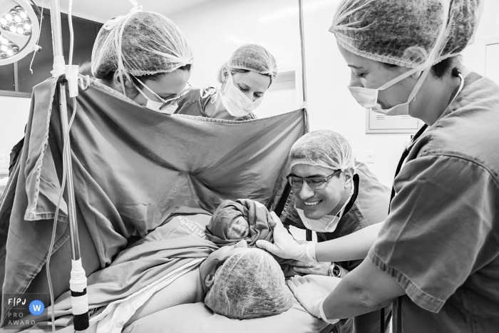 Photo by: <a href="https://www.fpja.com/documentary-family-photography-contests/gisele-soares/rio-de-janeiro/2102563">Gisele Soares - Brazil</a> Happy family and team with the birth of a little boy | Rio de Janeiro Birth Photography