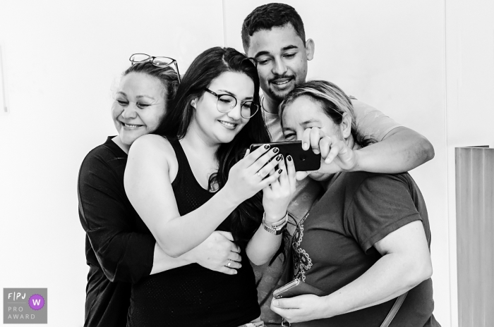 Photo by: <a href="https://www.fpja.com/documentary-family-photography-contests/gisele-soares/rio-de-janeiro/2102578">Gisele Soares - Brazil</a> The happiness of the family to know that the baby was born | Rio de Janeiro family photography