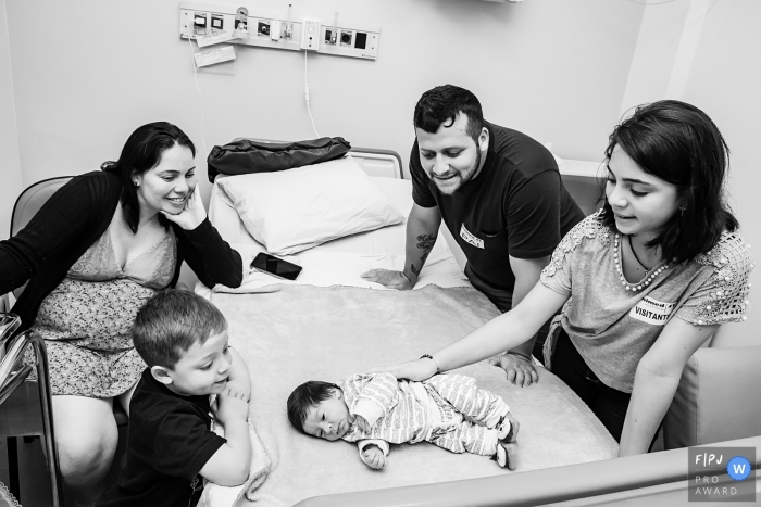 Photo by: <a href="https://www.fpja.com/documentary-family-photography-contests/gisele-soares/rio-de-janeiro/2102587">Gisele Soares - Brazil</a> Parents and children delighted with the arrival of the new baby | Rio de Janeiro infant and family photography