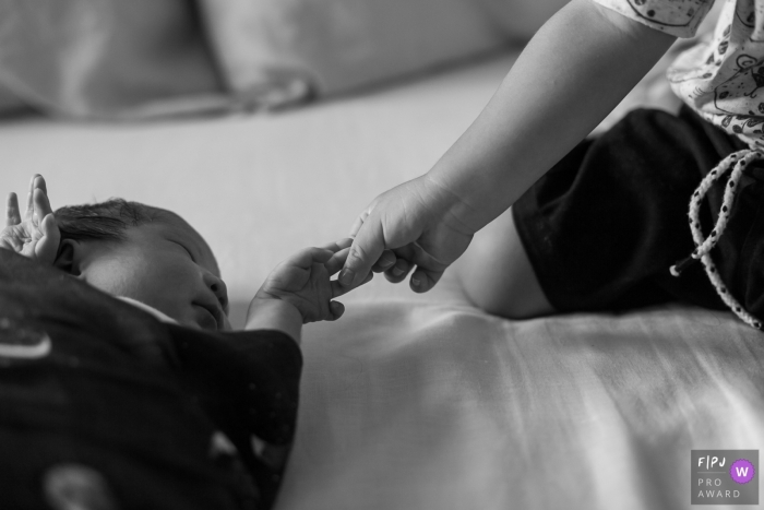 Notes du photographe de famille à Paris et Ile-de-France: le premier jour à la maison. "maman j'ai touché sa main !!"