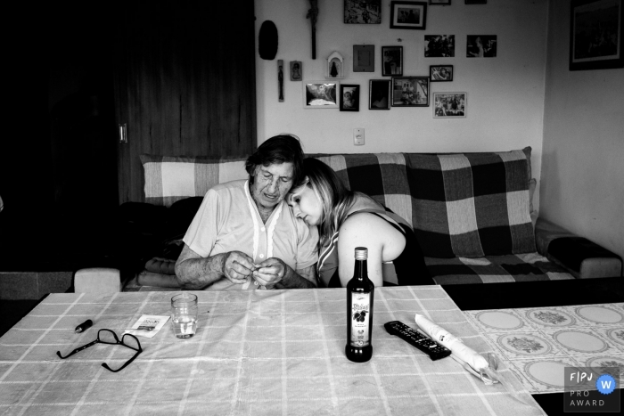 Photo by: <a href="https://www.fpja.com/documentary-family-photography-contests/joni-pereira/florianopolis/2102666">Joni Pereira - Brazil</a> Woman with grandparent at home in Brazil | Florianapolis family photographer