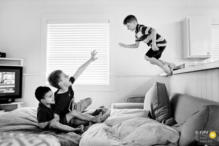 Photo by: <a href="https://www.fpja.com/documentary-family-photography-contests/julie-ambos/key-west/2102693">Julie Ambos - United States</a> Kid jumping off the counter during their Florida in-home family photo session.