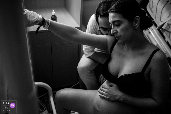 Photo by: <a href="https://www.fpja.com/documentary-family-photography-contests/adriana-costa/belo-horizonte/2103433">Adriana Costa - Brazil</a> Belo Horizonte Minas Gerais Woman in labor receiving affection and support from her husband