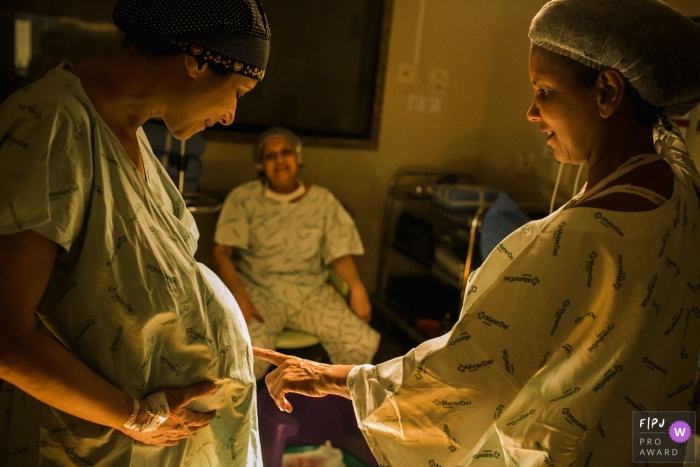 Belo Horizonte Minas Gerais Parturient assistée avec affection par sa doula et sa mère pendant le travail