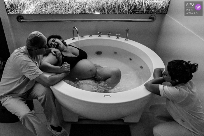 Photo by: <a href="https://www.fpja.com/documentary-family-photography-contests/liliane-cotta/rio-de-janeiro/2103481">Liliane Cotta - Brazil</a> Rio de Janeiro Brazil mother spent part of the labor in the bathtub at Maternidade Perinatal to ease the pain. During labor she had the support of her husband and the care of the natural birth doula.