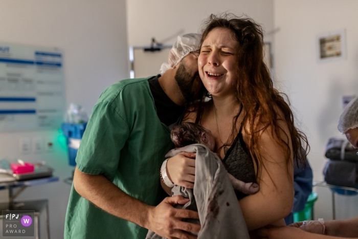 Photo by: <a href="https://www.fpja.com/documentary-family-photography-contests/ivete-siqueira-da-franca-bueno/sao-paulo/2104178">Ivete Siqueira da Franca Bueno - Brazil</a> Sao Paulo Brazil mom and dad in the hospital - Our girl has arrived at Hospital Sepaco