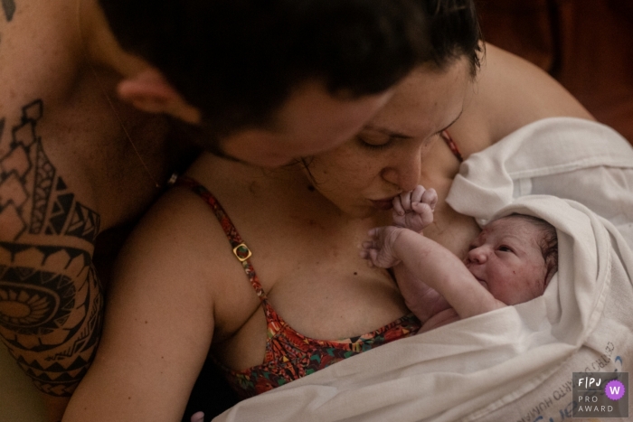 Photo by: <a href="https://www.fpja.com/documentary-family-photography-contests/ivete-siqueira-da-franca-bueno/sao-paulo/2104208">Ivete Siqueira da Franca Bueno - Brazil</a> Sao Paulo Brazil - The expected kiss from mom in the hospital after birth
