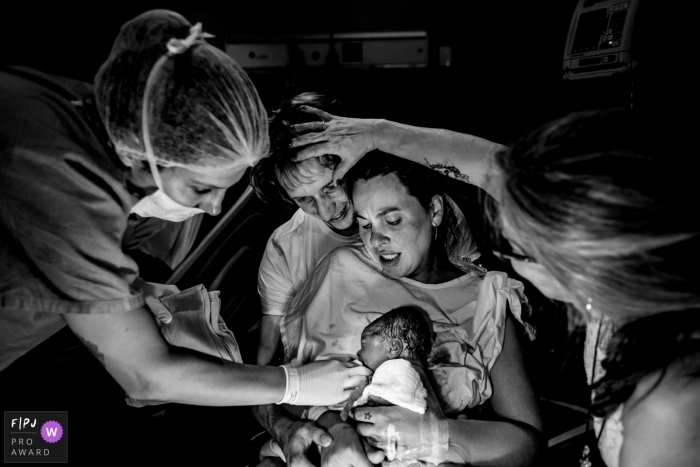 Photo by: <a href="https://www.fpja.com/documentary-family-photography-contests/rafael-rosa/rio-grande-do-sul/2104252">Rafael Rosa - Brazil</a> Rio Grande do Sul Brazil Birthing with dad and family