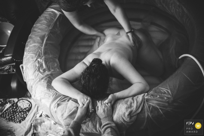 Photo by: <a href="https://www.fpja.com/documentary-family-photography-contests/samantha-moore/sarasota/2104348">Samantha Moore - United States</a> Sarasota Florida Home birth supported water labor