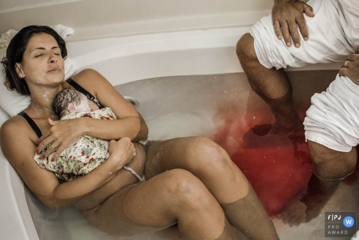 Photo by: <a href="https://www.fpja.com/documentary-family-photography-contests/clara-sampaio/rio-de-janeiro/2104420">Clara Sampaio - Brazil</a> Maternidade Perinatal, Barra da Tijuca water birth baby delivery - Nature in its most beautiful expression