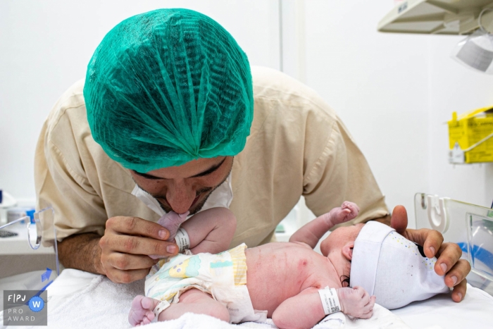 Un père de Sao Paulo au Brésil vérifie son nouveau bébé à Maternidade Santa Joana - sent bon