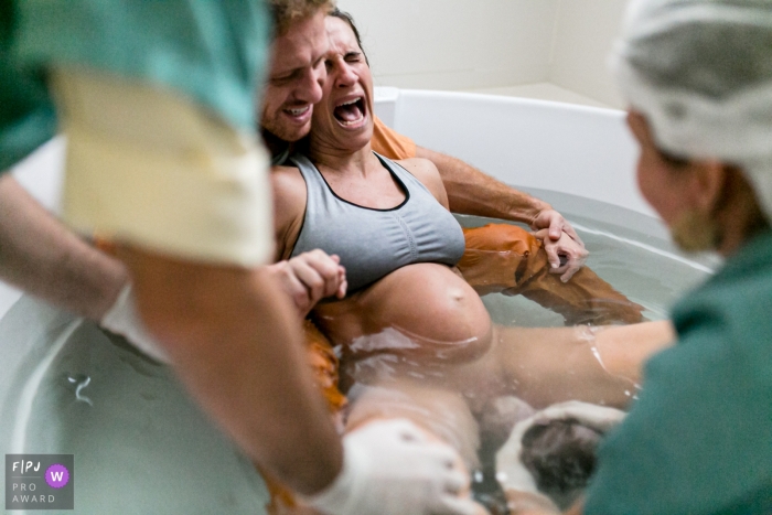 Photo by: <a href="https://www.fpja.com/documentary-family-photography-contests/ellen-brito/sao-paulo/2104536">Ellen Brito - Brazil</a> Sao Paulo Brazil mother delivering baby in the water at Hospital e Maternidade São Luiz