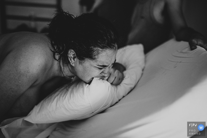 Photo by: <a href="https://www.fpja.com/documentary-family-photography-contests/ellen-brito/sao-paulo/2104542">Ellen Brito - Brazil</a> Sao Paulo Brazil mother during baby delivery - I will make it