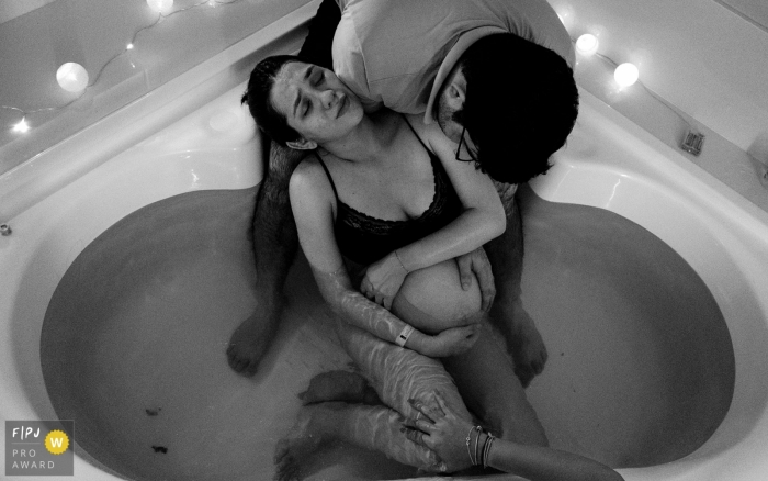 Photo by: <a href="https://www.fpja.com/documentary-family-photography-contests/lisandro-castro/cuiab%C3%A1/2104578">Lisandro Castro - Brazil</a> Labor pains increases as the time of birth is near at Hospital Santa Rosa