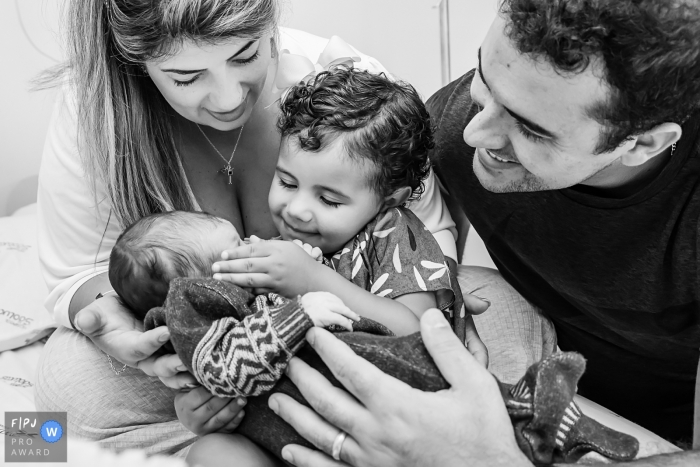 Photo by: <a href="https://www.fpja.com/documentary-family-photography-contests/gisele-soares/rio-de-janeiro/2104587">Gisele Soares - Brazil</a> The meeting of the brothers with Much love at Hospital São Lucas de Nova Friburgo