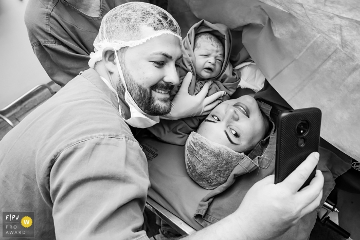 Rio de Janeiro Brésil Le premier selfie familial avec le nouveau-né à l'hôpital Unimed