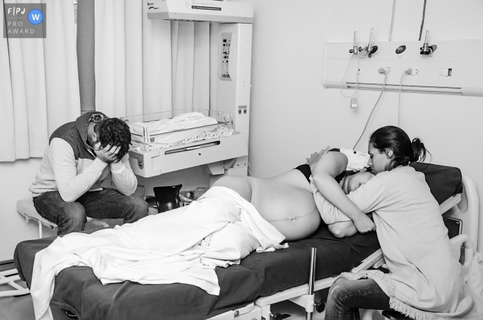 Photo by: <a href="https://www.fpja.com/documentary-family-photography-contests/gisele-soares/rio-de-janeiro/2104597">Gisele Soares - Brazil</a> Pregnant woman in labor and The Moment of exhaustion for everyone, including the father at Hospital São Lucas de Nova Friburg