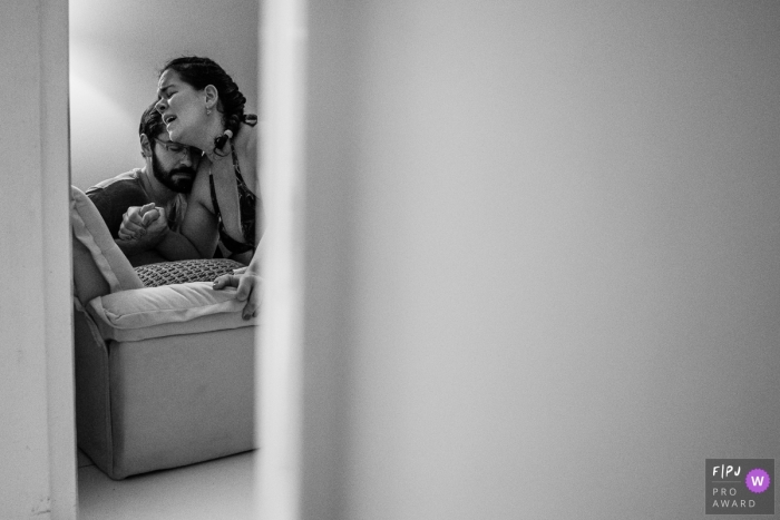 Photo by: <a href="https://www.fpja.com/documentary-family-photography-contests/marcos-paulo/sao-paulo/2104613">Marcos Paulo - Brazil</a> Sao Paulo Brazil mother and father during at home birth session