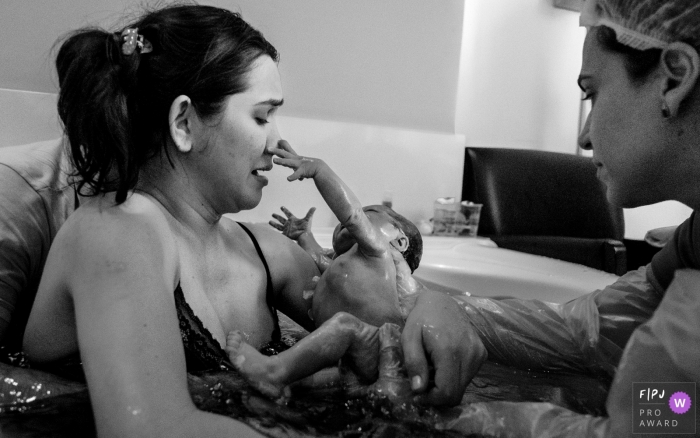 Photo by: <a href="https://www.fpja.com/documentary-family-photography-contests/lisandro-castro/cuiab%C3%A1/2104631">Lisandro Castro - Brazil</a> Cuiabá Mato Grosso mother and daughter's first contact after water birth delivery at Hospital Santa Rosa