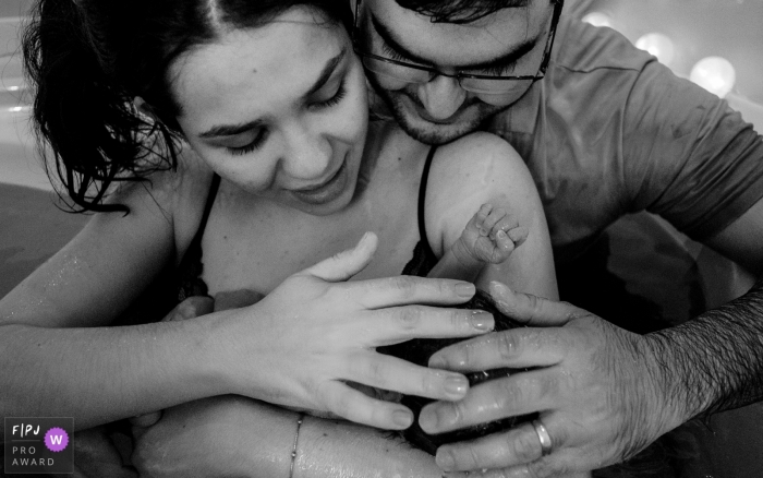 Photo by: <a href="https://www.fpja.com/documentary-family-photography-contests/lisandro-castro/cuiab%C3%A1/2104633">Lisandro Castro - Brazil</a> Cuiabá Mato Grosso Baby girl flooded with love from mom and dad after her birth at Hospital Santa Rosa