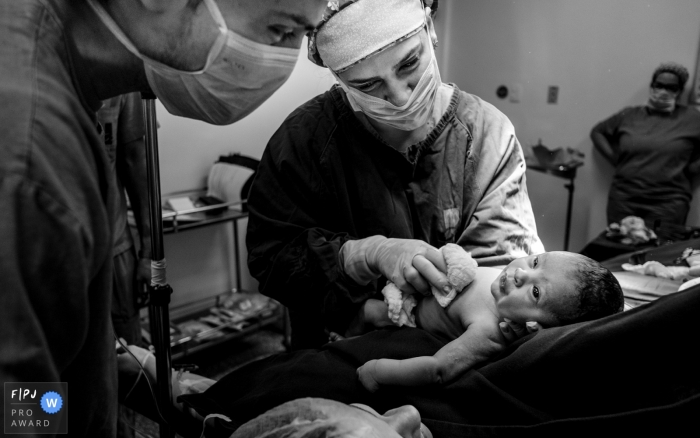 Photo by: <a href="https://www.fpja.com/documentary-family-photography-contests/lisandro-castro/cuiab%C3%A1/2104647">Lisandro Castro - Brazil</a> Cuiabá Mato Grosso baby girl meets her father for the first time at Hospital Santa Rosa