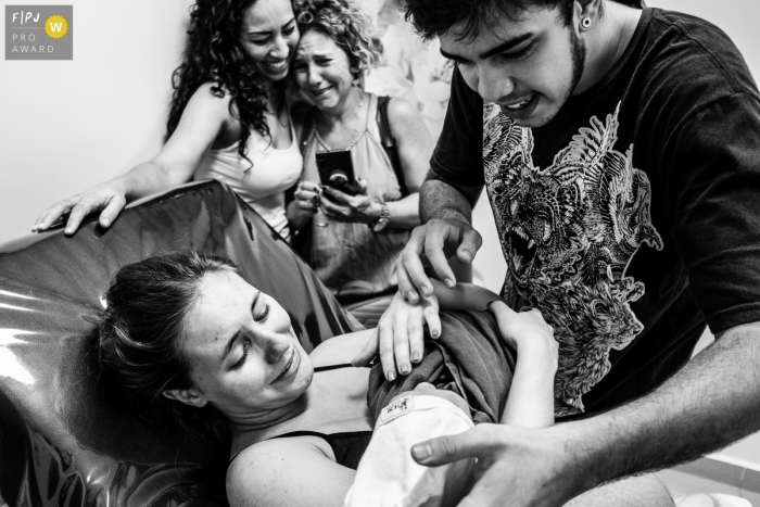 Photo by: <a href="https://www.fpja.com/documentary-family-photography-contests/marcos-paulo/sao-paulo/2104649">Marcos Paulo - Brazil</a> Sao Paulo Brazil new mom gets to hold her baby for the first time