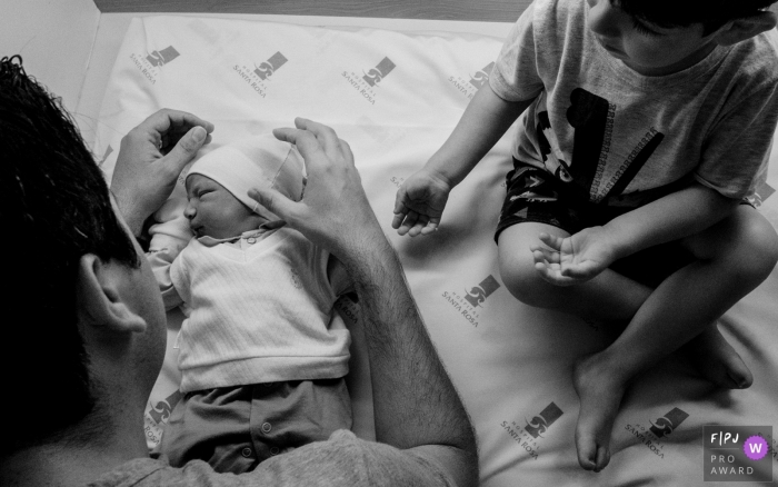 Photo de naissance de Cuiabá Mato Grosso - Le frère aîné a hâte de tenir son petit frère pour la première fois à l'hôpital Santa Rosa