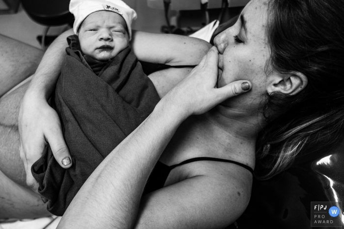 Photo by: <a href="https://www.fpja.com/documentary-family-photography-contests/marcos-paulo/sao-paulo/2104652">Marcos Paulo - Brazil</a> Sao Paulo Brazil mom holds newborn baby