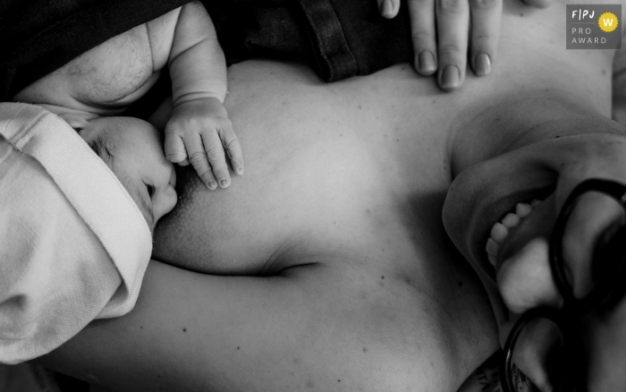 Photo by: <a href="https://www.fpja.com/documentary-family-photography-contests/lisandro-castro/cuiab%C3%A1/2104654">Lisandro Castro - Brazil</a> Cuiabá Mato Grosso photo of The happiness of nursing the baby for the first time at Hospital Santa Rosa