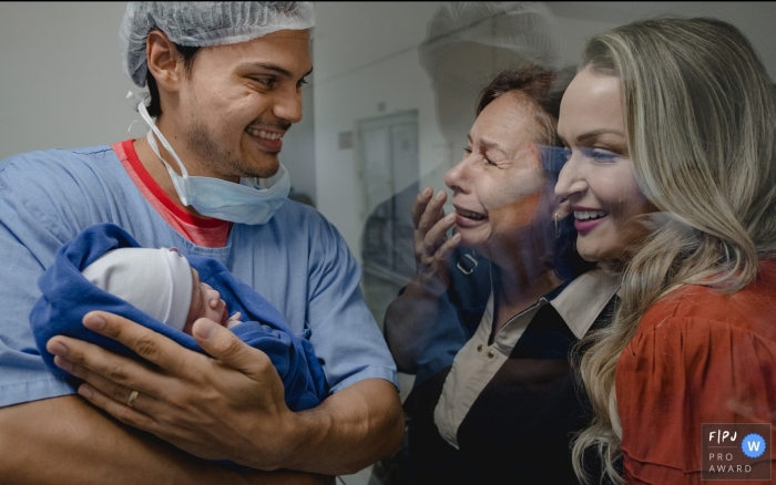 Cuiabá Mato Grosso photo of Grandma's emotion on meeting her granddaughter at Hospital Santa Rosa