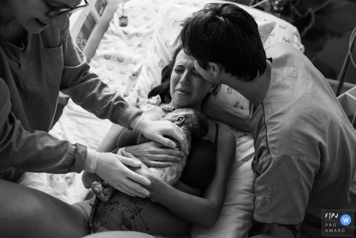 Photo by: <a href="https://www.fpja.com/documentary-family-photography-contests/cibele-piovesan/sao-paulo/2104800">Cibele Piovesan - Brazil</a> Sao Paulo Brazil mom holds her newborn baby on her belly after delivery at Hoispital São Luiz