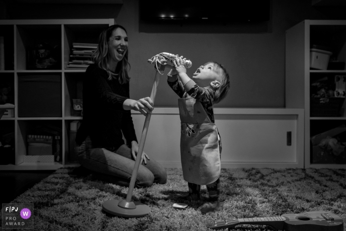 Photo by: <a href="https://www.fpja.com/documentary-family-photography-contests/laurie-peacock/chicago/2103185">Laurie Peacock - United States</a> Chicago image of some At home karaoke with a toddler