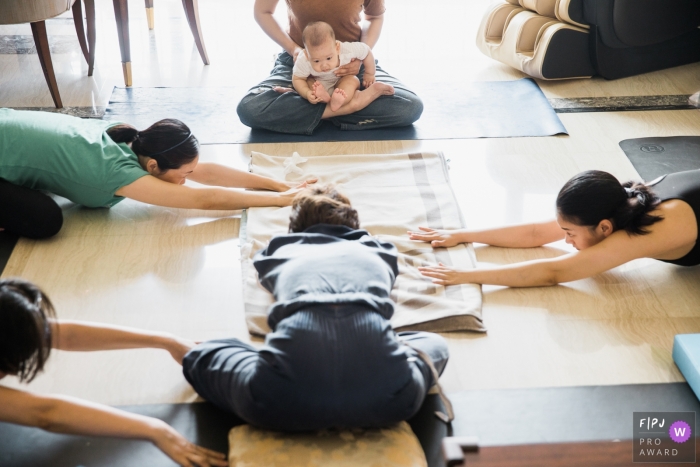 Famille de la ville de Hangzhou avec bébé faisant du yoga.