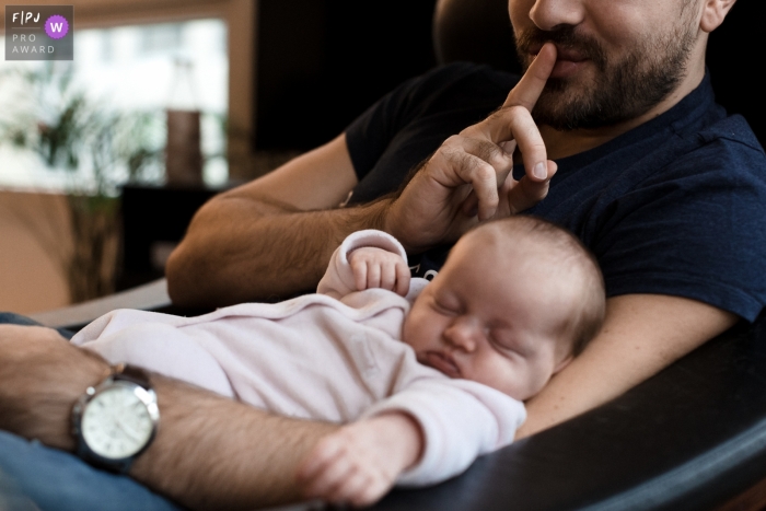 Photo by: <a href="https://www.fpja.com/documentary-family-photography-contests/marine-poron/paris/2103355">Marine Poron - France</a> Paris Ile-de-France family report, silence baby sleep