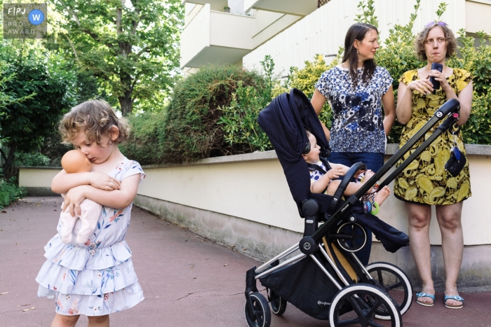 Photo by: <a href="https://www.fpja.com/documentary-family-photography-contests/marine-poron/paris/2103368">Marine Poron - France</a> Paris Ile-de-France family life report in the Paris suburbs