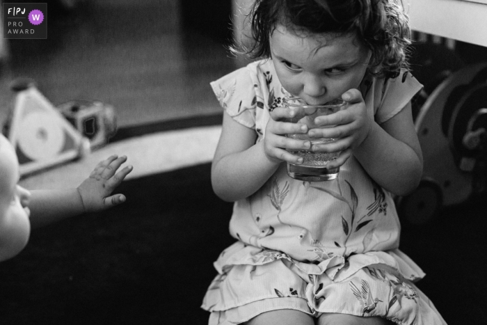Photo by: <a href="https://www.fpja.com/documentary-family-photography-contests/marine-poron/paris/2103369">Marine Poron - France</a> Paris Ile-de-France family story - drink is not for little brother