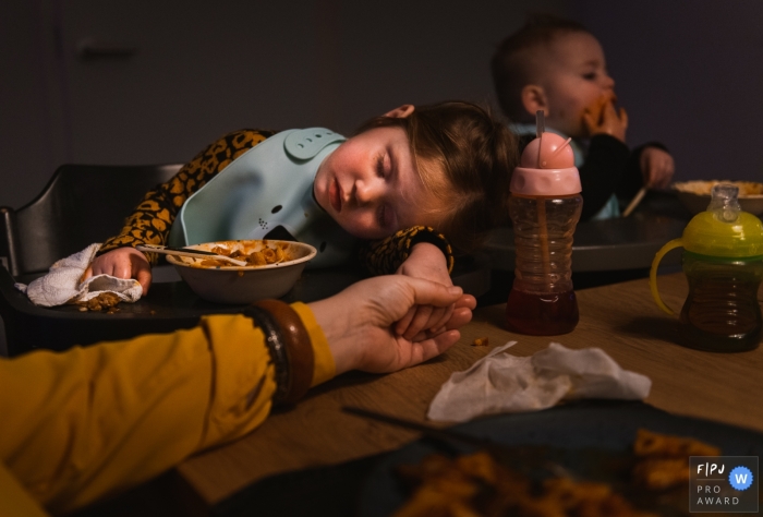 Photo by: <a href="https://www.fpja.com/documentary-family-photography-contests/charlene-van-der-gracht/amsterdam/2103405">Charlene van der Gracht - Netherlands</a> Amsterdam Noord Holland sleeping child at the dinner table - My litte girl