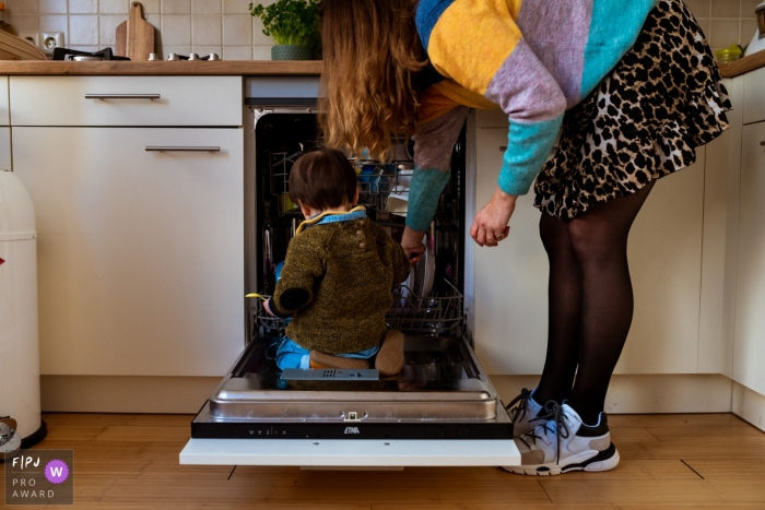 Photo by: <a href="https://www.fpja.com/documentary-family-photography-contests/gonda-meurs/noord-holland/2103409">Gonda Meurs - Netherlands</a> Noord Holland Netherlands child inside the dishwashing machine - Helping my mom